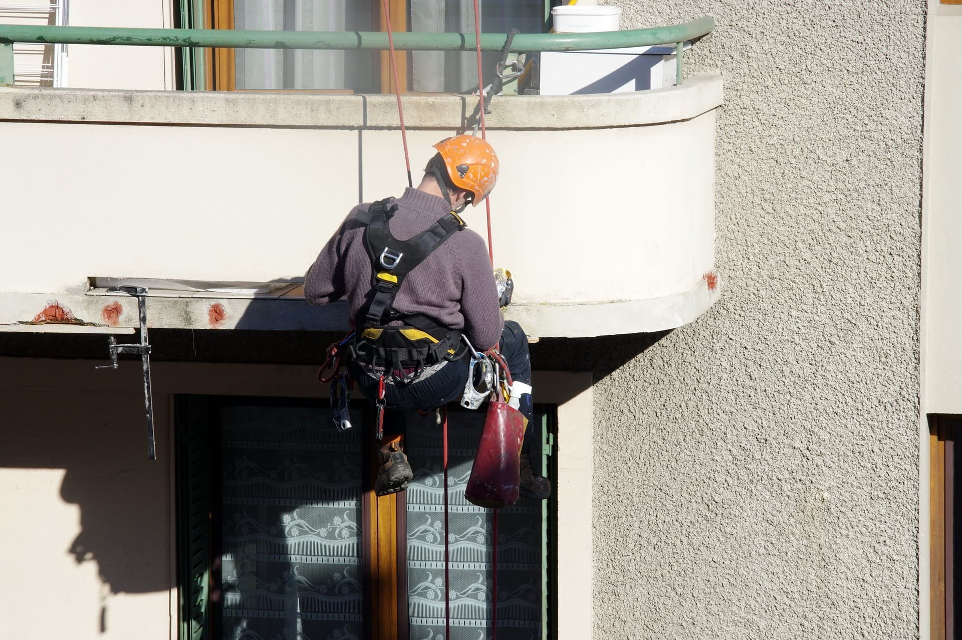 Limpieza profunda y de calidad con los expertos en trabajos verticales de Construser César Paz, S.L.